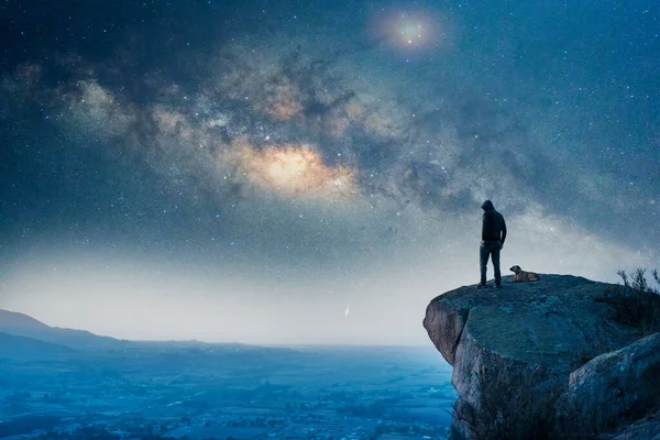 Человек Стоит Вершине Горы Вид Сзади Своей Собакой Млечный Путь — стоковое фото