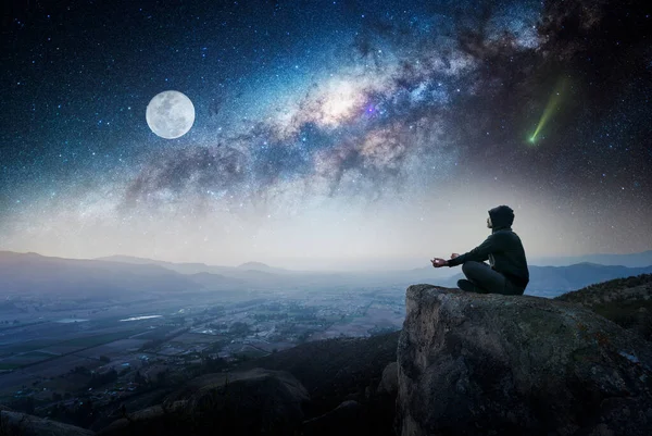 Persona Sentada Cima Montaña Aire Libre Meditando Contemplando Noche Estrellada —  Fotos de Stock