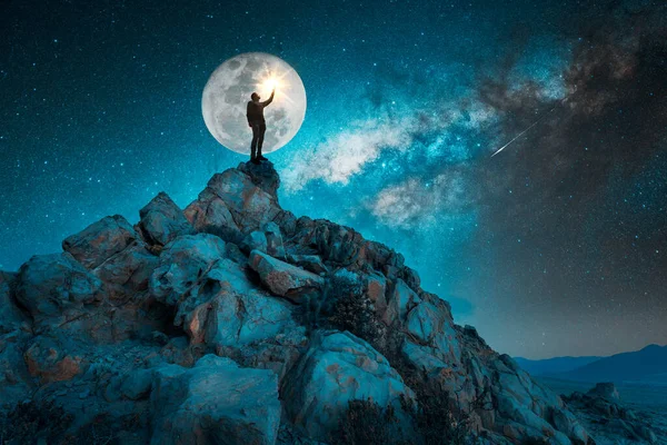 Hombre Pie Roca Aire Libre Bajo Noche Estrellada Luna Llena —  Fotos de Stock