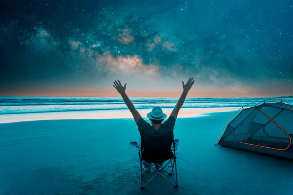 해변에서 행복하게 의자에 사람의 실루엣 — 스톡 사진