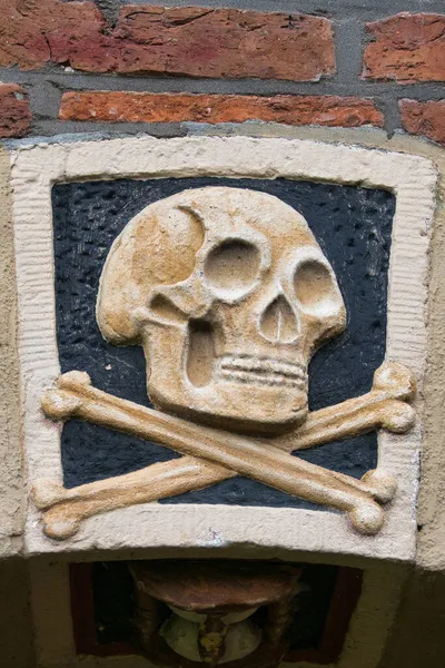 Koponya Csontok Egy Századi Homlokzati Toronytemplomon Torenkerk Hollandiai Winsumban — Stock Fotó