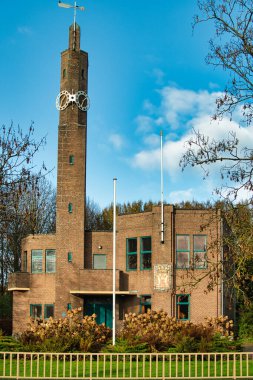 Hollanda 'nın Groningen eyaletindeki eski Usquert belediye binası. Bu Amsterdam Mimarlık Okulu 'nun güzel bir örneği.. 