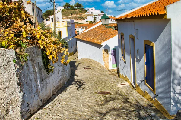 Rua Paralelepípedos Íngremes Com Casas Caiadas Cidade Velha Aljezur Algarve — Fotografia de Stock