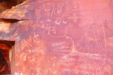 Antik kaya sanatı, modern grafiti ile hasar gördü, Ateş Vadisi, Nevada
