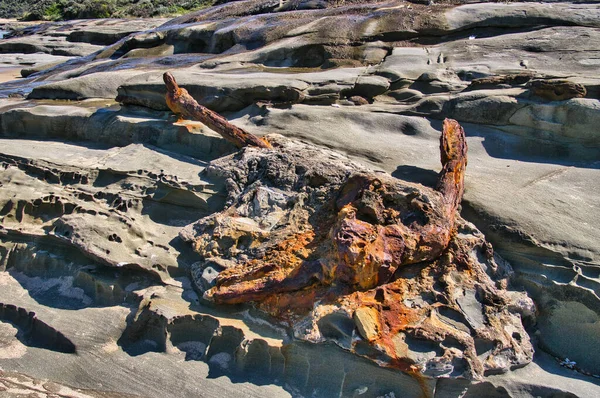 Ancoraggio Vecchio Ferro Arrugginito Incastonato Nella Pietra Sulla Costa Della — Foto Stock