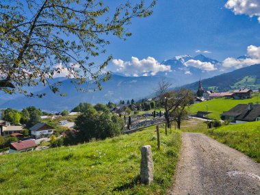 Combloux, Haute-Savoie, Fransa 'nın panoramik manzarası ve evleri. Arka planda Mont Blanc 'ın karlı zirveleri.