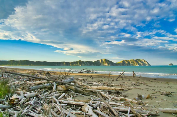 Заброшенный Пляж Множеством Капель Видом Освещенные Солнцем Скалы Залив Толага — стоковое фото
