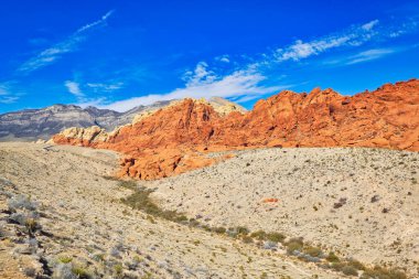 Las Vegas, Nevada 'dan çok uzak olmayan Red Rock Kanyon Koruma Alanındaki bir vadide kırmızı, koyu ve açık renkli kaya oluşumları