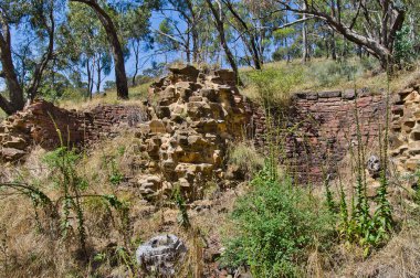 Artık kullanılmayan 19. yüzyıl Kuzey Britanya Altın Madeni 'nin kalıntıları Maldon, Orta Victoria, Avustralya' da.