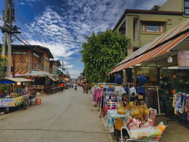 Tayland 'ın Chiang Khan şehrinin ana caddesinde geleneksel ahşap evler, turist dükkanları ve yiyecek tezgahları var..