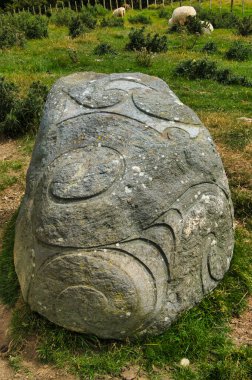 Maori sembolleriyle anılan anıt, 19. yüzyılda Maori ve İngiliz arasındaki savaşın anısına yapıldı. Battle Hill Çiftlik Parkı, Pauatahanui, Porirua, Greater Wellington, Kuzey Adası, Yeni Zelanda.