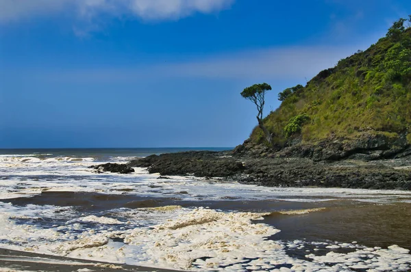 Acqua Schiumosa Rocce Nere Sulla Spiaggia Tapotupotu Bay Nell Estremo — Foto Stock