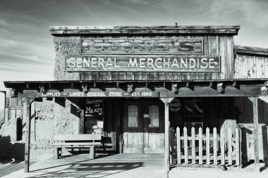 Calico, CA, USA, 2-2-2019. San Bernardino County, Kaliforniya 'daki hayalet şehir Calico' daki marketin siyah beyaz fotoğrafı.