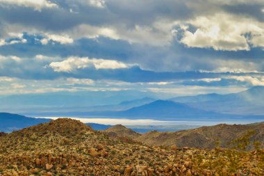 Joshua Tree Ulusal Parkı 'ndan Salton Denizi' nin karşısındaki Anza-Borrego dağlarına, Kaliforniya, ABD. Yaşayan bulutlar belirdi
