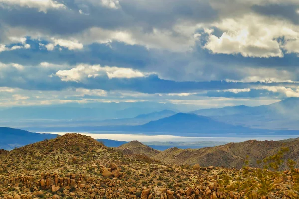 ソルトン海を挟んでジョシュア ツリー国立公園から米国カリフォルニア州アンザボレゴの山々までの眺め 雲が迫り来る — ストック写真