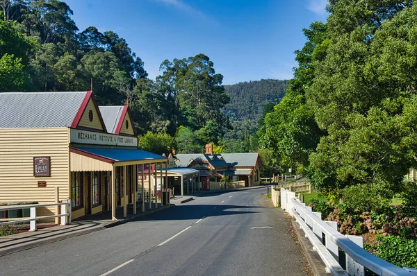 旧鉱業学校と オーストラリアのビクトリア州ウォルハラの旧金鉱山町のメインストリート — ストック写真