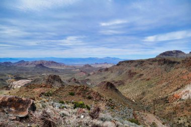 Sitgreaves Geçidi 'nden Kingman ve Oatman, Arizona, ABD arasındaki Oatman Otoyolu' ndan (eski Route 66) görüntü. Ön planda bazı haçlar var..