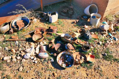 Paslı tencereler, kırık kaseler, ve bahçemde yazılı bir taş, Cochise County, Arizona 'da terk edilmiş bir çiftlikte.
