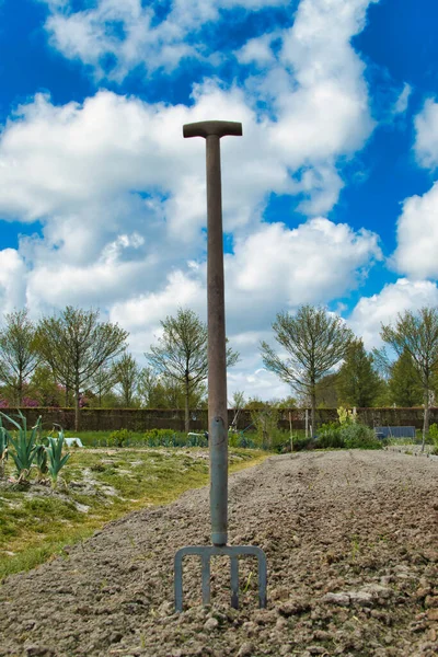 Digging Fork Vegetable Garden Silhouetted Sky Taken Low Camera Standpoint — Stock Photo, Image