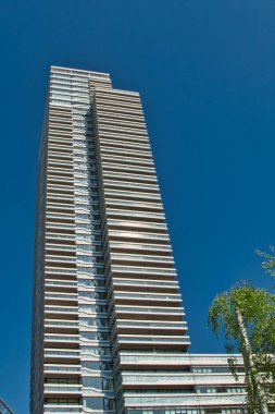 Lahey, Hollanda, 2 Mayıs 2022. Lahey 'in merkezindeki Yeni Babil kompleksinin ana kulesi, Hollanda