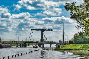Hollanda 'nın Groningen eyaleti Garnwerd' deki Reitdiep nehri üzerindeki asma köprü.
