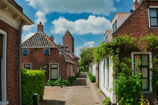 Úzká Ulice Starými Domy Kostelní Věží Tradiční Holandské Obci Garnwerd — Stock fotografie