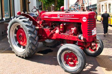 Uithuizen, Hollanda, 5-21-2022. Uithuizen, Groningen, Hollanda 'da klasik bir araba şovunda klasik kırmızı McCormick Uluslararası Farmall B450 traktörü..