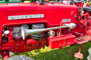 Uithuizen, Groningen, Hollanda 'da klasik bir araba fuarında klasik bir McCormick D423 traktörünün klasik krom boynuzu.