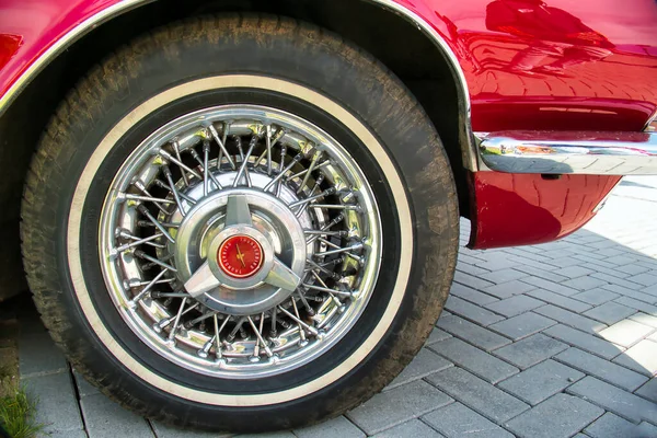 Uithuizen Netherlands 2022 Original Chrome Front Wheel Thunderbird Logo Vintage — Stock Photo, Image