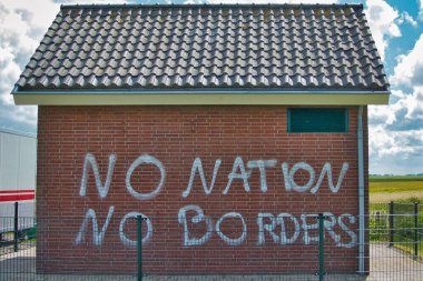 Sınırları Yok, Lauwersoog, Hollanda 'daki bir kamu binasına grafiti.