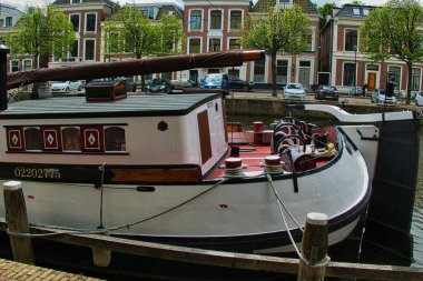 Leeuwarden, Hollanda, 2 Haziran 2022. Hollanda ile Baltık Denizi arasında yük taşıyan geleneksel bir Hollanda yelkenli mavnası olan Tjalk 'ın sert ve güverte evi..