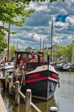 Leeuwarden, Hollanda, 2 Haziran 2022. Hollanda, Friesland, Leeuwarden şehrinin müze limanında geleneksel römorkör.