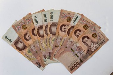 Tayland banknotları 1000 baht, beyaz arka planda izole edilmiş.