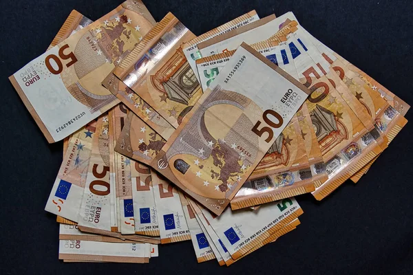 Egy Halom Eurós Bankjegy Fekete Háttérrel Pénzügyi Koncepció — Stock Fotó