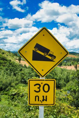 Tayland, Khao Kho 'da yol tabelası. Dik iniş yapan kamyon sürücülerini uyarın. Saatte maksimum 30 km..