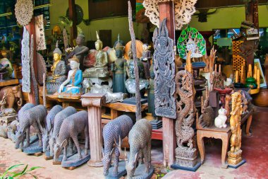 Baan Tawai, Chiang Mai, Tayland 'daki sanatçı köyünde Budist dini heykellerin olduğu bir mağaza..