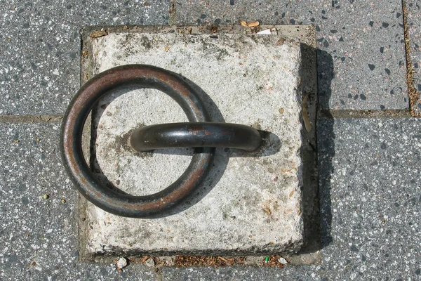 Old Mooring Post Consisting Heavy Steel Ring Alongside Canal Netherlands — Foto Stock