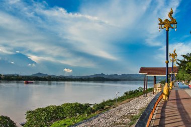 Boulevard with ornate lamp posts and the Mekong River at Chiang Khan, province of Loei, Thailand. The other bank of the river is in Laos.