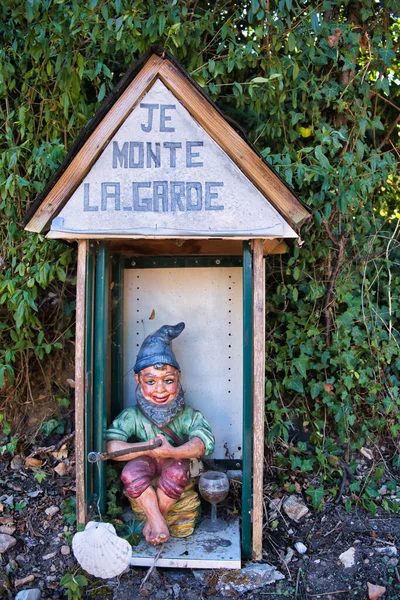 Pequeña Figura Que Sostiene Una Concha Santiago Una Encrucijada Largo — Foto de Stock