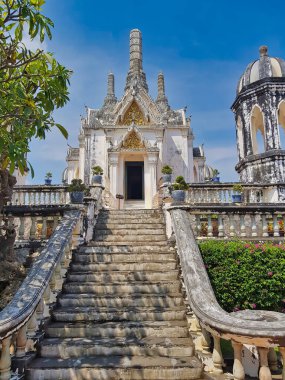 Phra Nakhon Khiri Kraliyet Sarayı 'nın kompleksindeki merdiven ve tapınak, Kral Rama VI (Kral Mongkut) tarafından Tayland' ın Phetchaburi kentindeki bir tepede inşa edilmiştir.