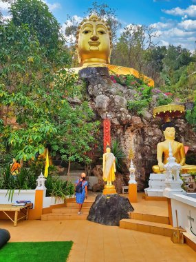 Kwaen, Phrae, Tayland 'daki Wat Phra kaya tapınağındaki Buda heykelleri
