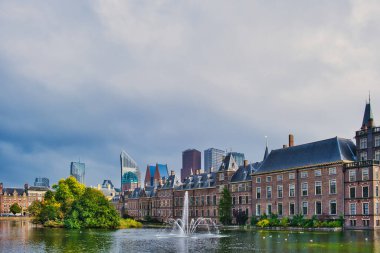 Hollanda Parlamentosu binaları (Binnenhof) arka planda Hofvijver Gölü ve modern binaların silueti, Lahey, Hollanda