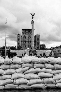 Ukrayna 'nın başkenti Kyiv, Ukrayna' nın savaş zamanındaki anıtları ve mimarisi bombalanmayı önlemek için kapatıldı.