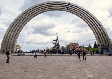 Kyiv, Ukrayna - 26 Nisan 2022: Ukrayna ve Rusya arasındaki Dostluk Anıtı 'nın Yıkılması