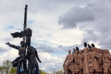 Kyiv, Ukrayna - 26 Nisan 2022: Ukrayna ve Rusya arasındaki Dostluk Anıtı 'nın Yıkılması