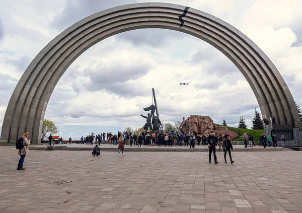 Kyiv Ukraine April 2022 Demolition Monument Friendship Ukraine Russia — Stock Photo, Image