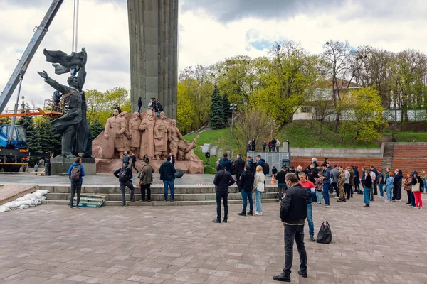 Kiova Ukraina Huhtikuuta 2022 Ukrainan Venäjän Ystävyyden Muistomerkin Purkaminen — kuvapankkivalokuva