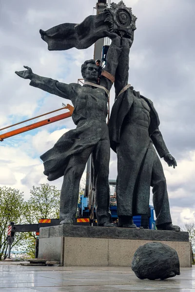 Kyiv, Ukrayna - 26 Nisan 2022: Ukrayna ve Rusya arasındaki Dostluk Anıtı 'nın Yıkılması
