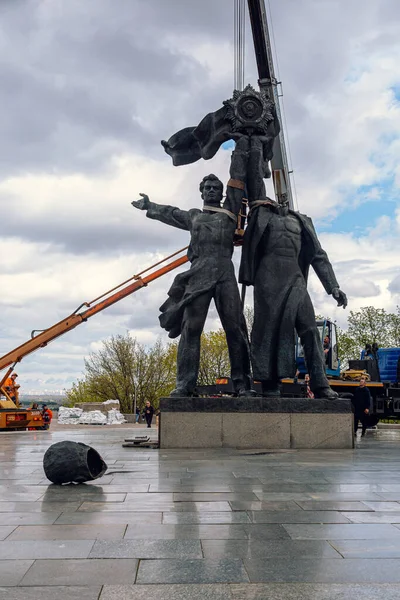 Kyiv, Ukrayna - 26 Nisan 2022: Ukrayna ve Rusya arasındaki Dostluk Anıtı 'nın Yıkılması