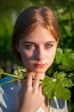 Yaz havasında nehir kıyısında genç ve güzel bir manken.